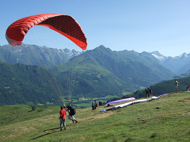 Aire d'envol des parapentes au col de Couraduque - Tourisme autour de nos gites en val d'Azun dans les Pyrenees