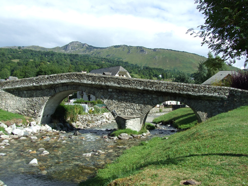 Pont en pierre à Arrens Marsous - Tourisme autour de nos gites en val d'Azun dans les Pyrenees