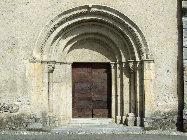 Porte Eglise d'Aucun - Tourisme autour de nos gites en val d'Azun dans les Pyrenees